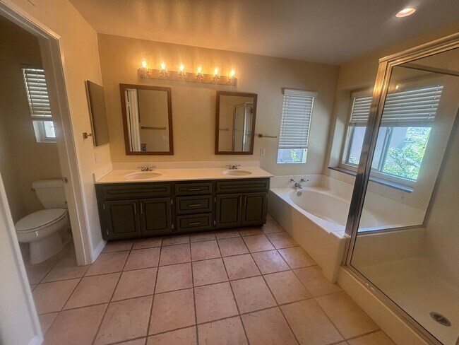 Foto del edificio - Beautiful 3-Bedroom Home with Covered Patio in Valencia!