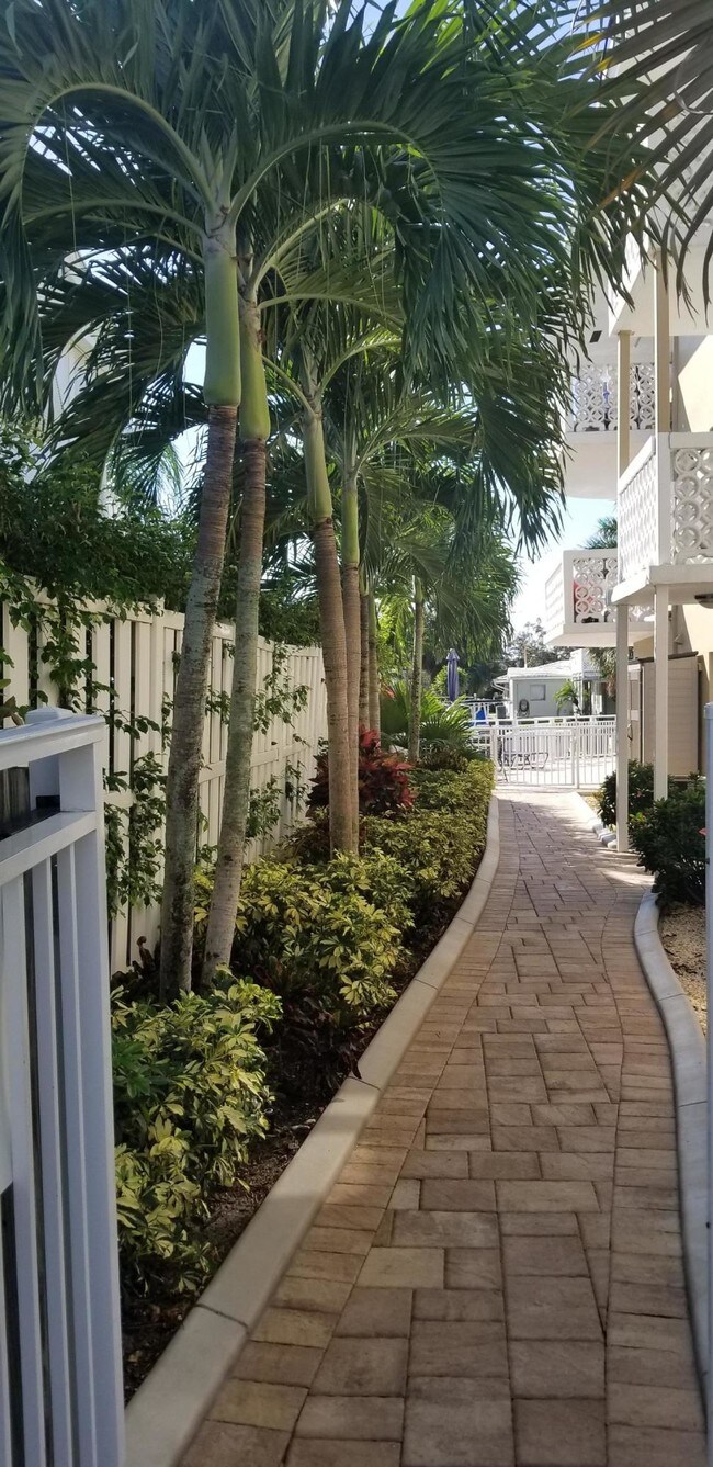 Foto del edificio - 3220 Bayview Dr