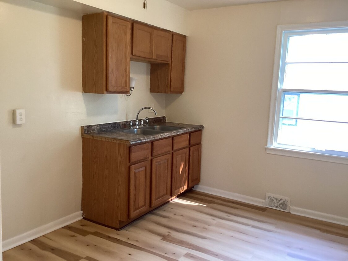Primary Photo - 5260-62 N 28th St