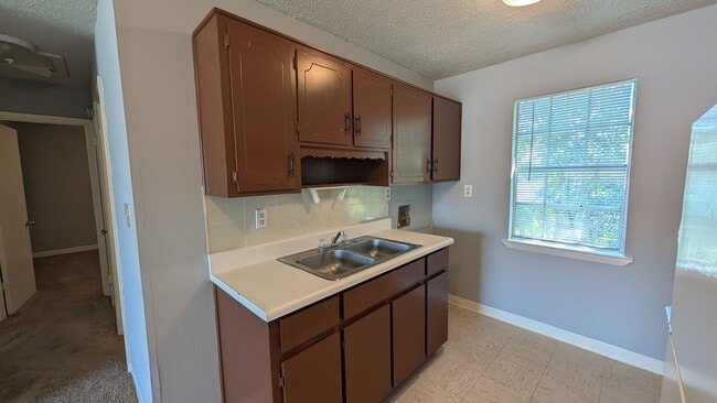 Building Photo - 837 Graymont Ave W