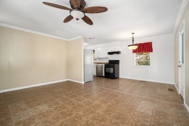 Building Photo - 531 N Fern St