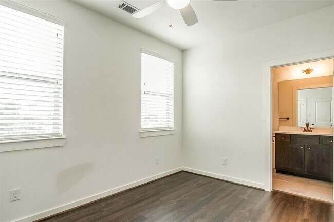 Building Photo - 3515 S Hills