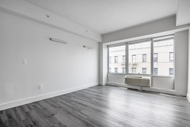 Foto del edificio - 5 bedroom in BRONX NY 10458