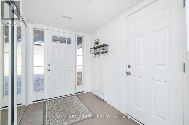 Building Photo - 552 Foxlight Cir