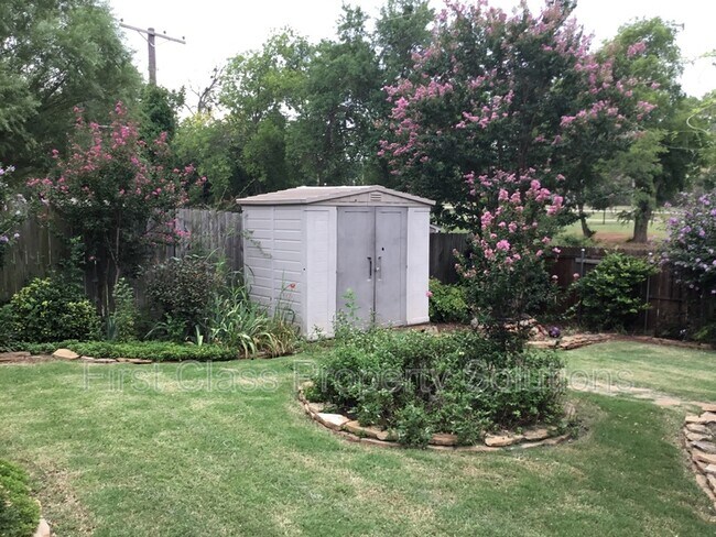 Building Photo - 917 Renita Way