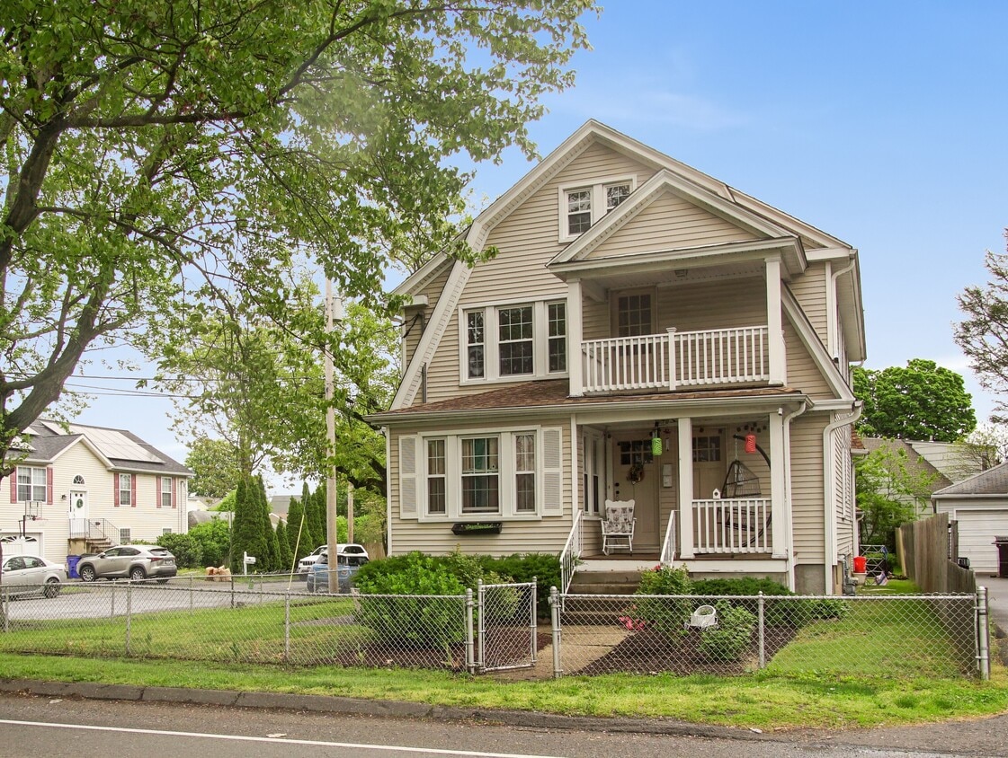 826 Black Rock Tpke, Fairfield, CT 06825 Room for Rent in Fairfield, CT