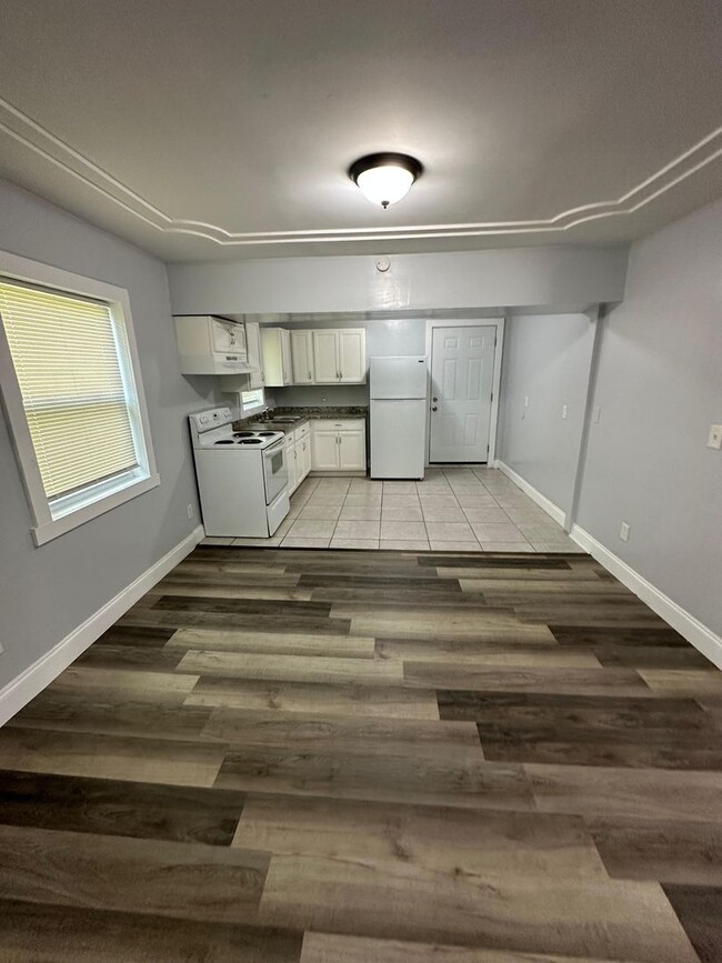 Building Photo - Fully Renovated 3/1 Single Family Ready to...