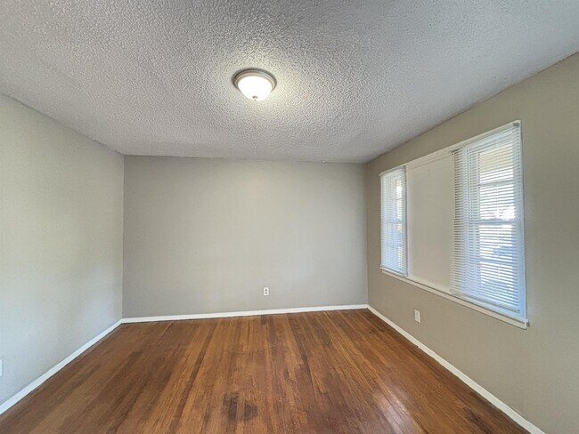 Foto del edificio - 4694 McCrory Ave