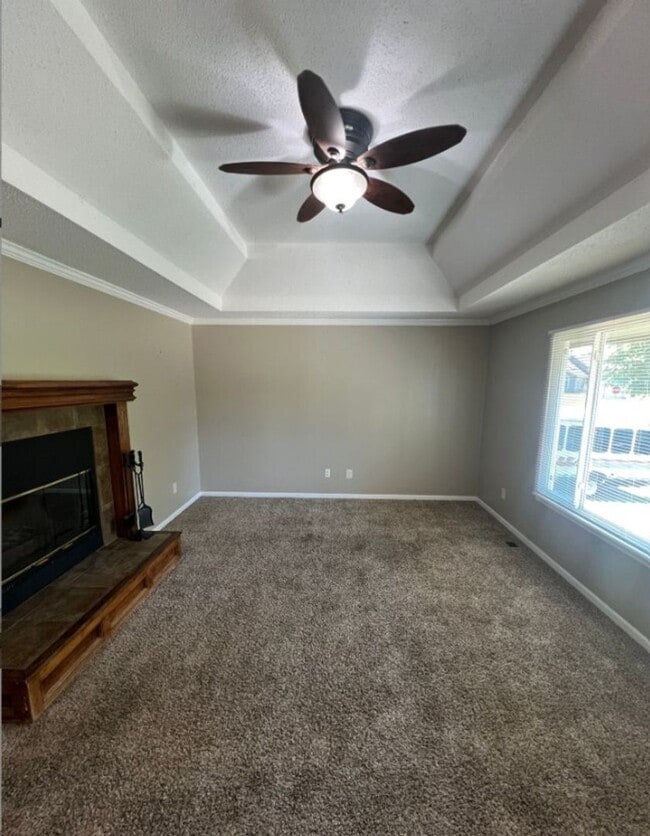 Building Photo - 925 NE Carousel Ln
