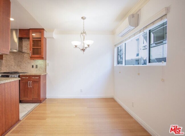 Foto del edificio - 1154 S Barrington Ave