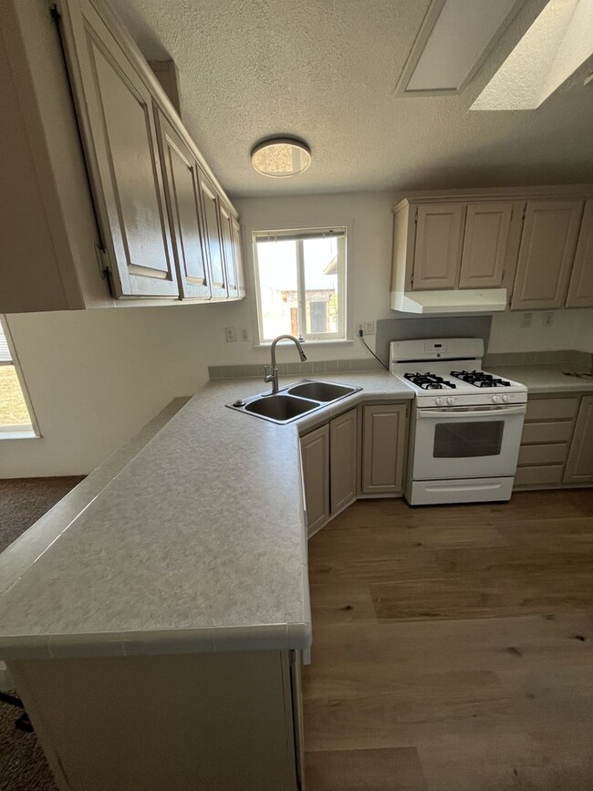 Building Photo - Beautiful Home in Fairview