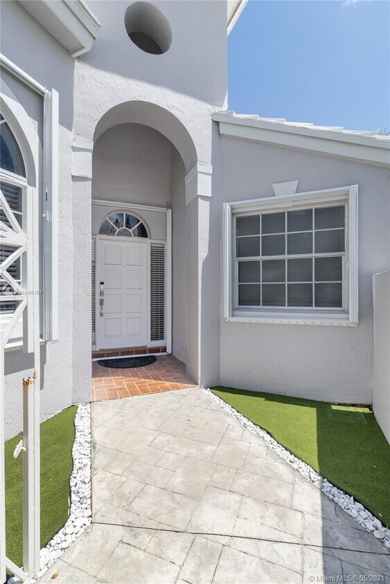 Primary Photo - 15221 Wilshire Cir S