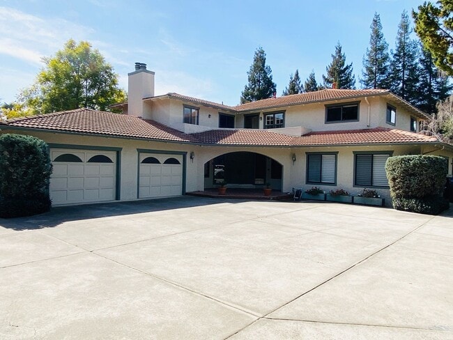 Building Photo - Extraordinary home with expansive yard on ...