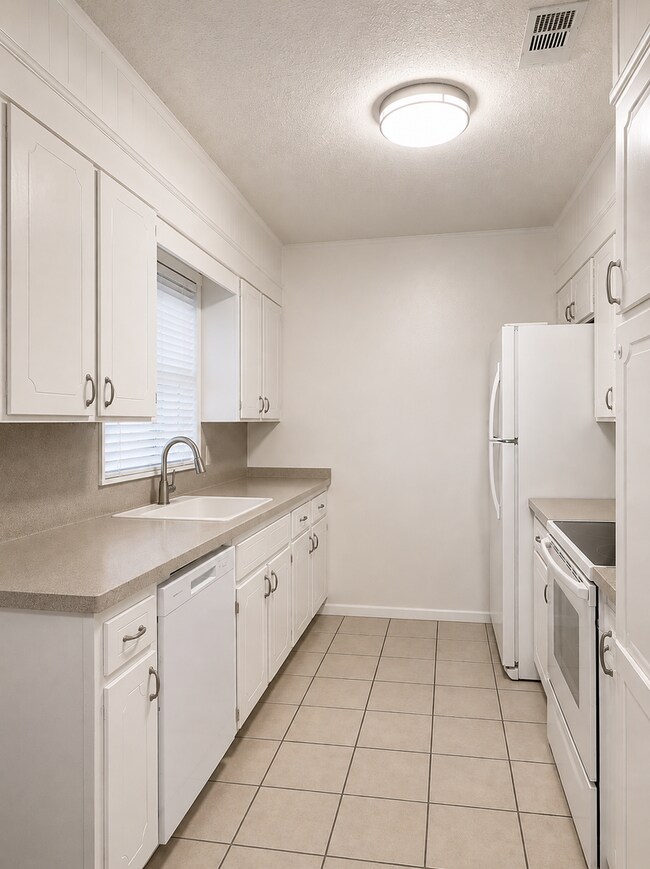 Foto del edificio - AVAILABLE MID JUNE; APPLY TODAY ON OUR WEBSITE!!!