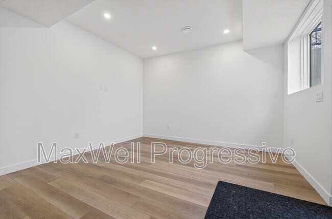 Photo du bâtiment - 10425-10470 70 Ave NW