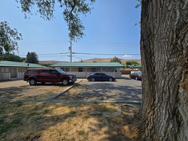 Foto del edificio - Freshly Remolded 2 Bedroom Apartment Move-...