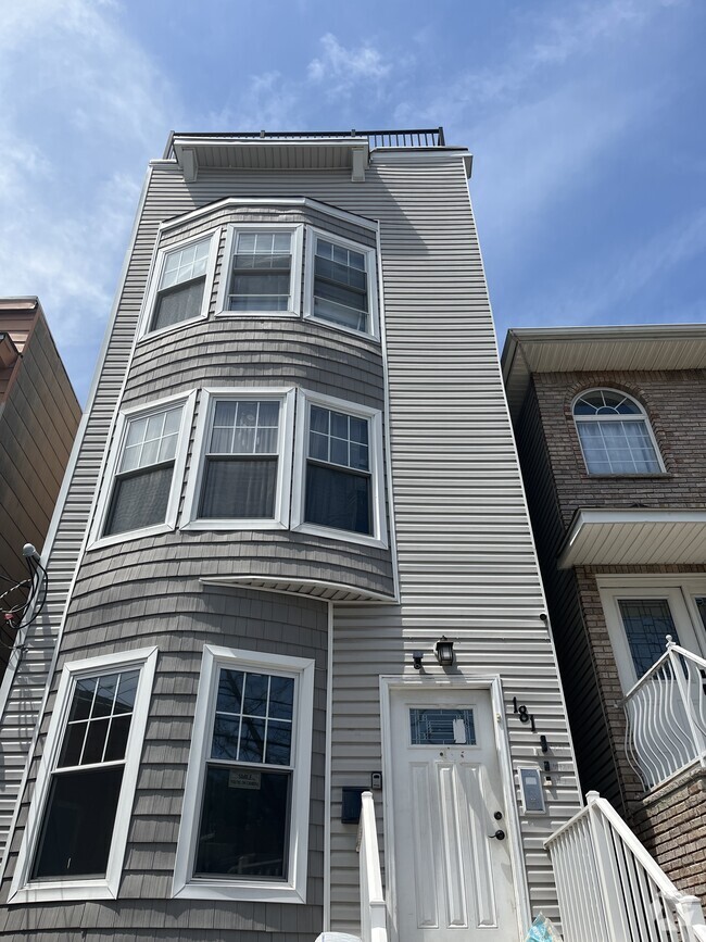 Building Photo - 181 Clerk St