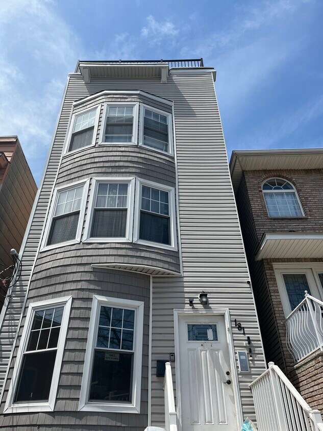 Primary Photo - 181 Clerk St