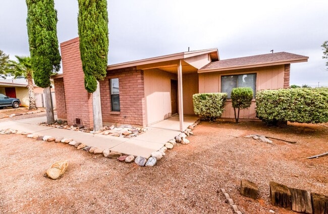 Foto del edificio - Charming Cul De Sac Home with Fireplace, Central A/C & Garage!