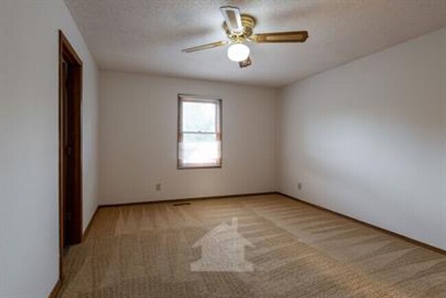 Building Photo - COMING SOON! 2 Bedroom, 2 Bathroom Duplex in SW Springfield