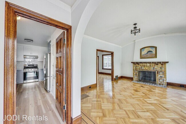 Building Photo - 3 br, 2 bath House - 785 Mangels Ave