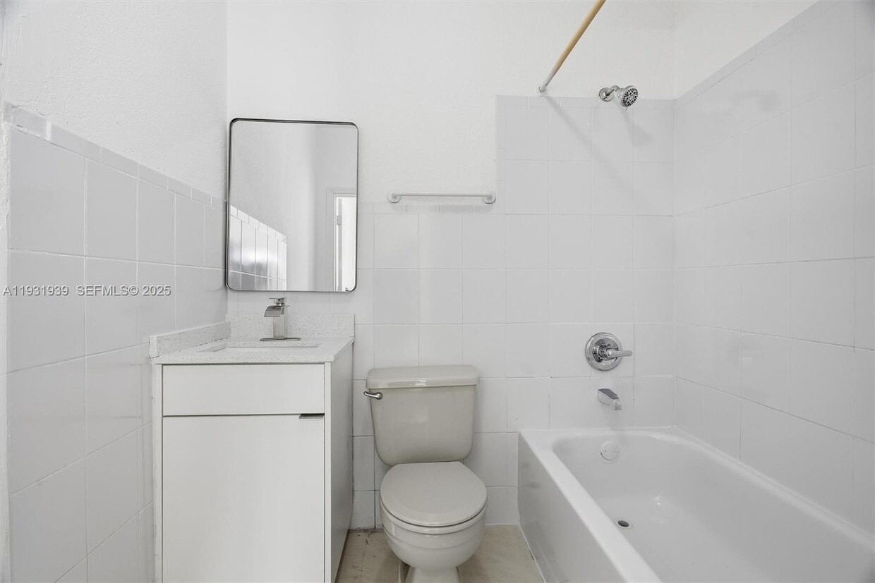 Foto del edificio - 465 NE 165th St