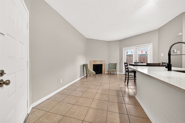 Building Photo - 10855 Meadowglen Ln