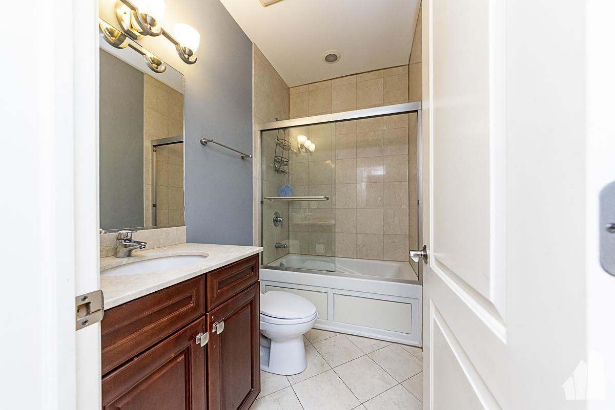 Foto principal - 3 bedroom in Chicago IL 60647