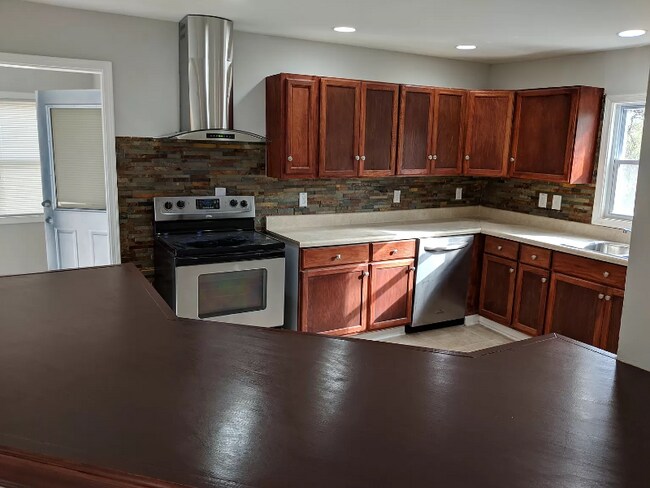 Building Photo - 1318 Lyle Ave