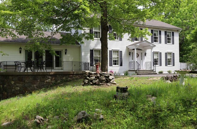 Foto del edificio - 39 Oak Hill Dr