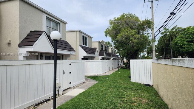 Foto del edificio - 4540 SW 68th Ct Cir