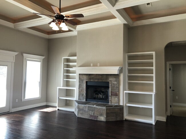 Foto del edificio - 4BR / 3Car garage / Fully fenced in backyard - Stunning property
