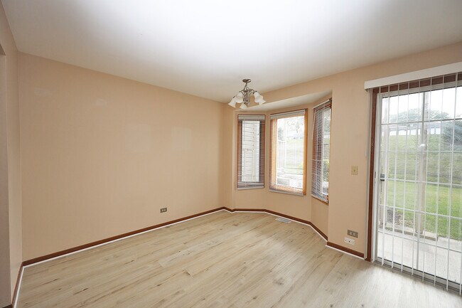 Building Photo - 1896 Fox Run Dr