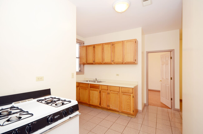 KITCHEN - 952 W Windsor Ave