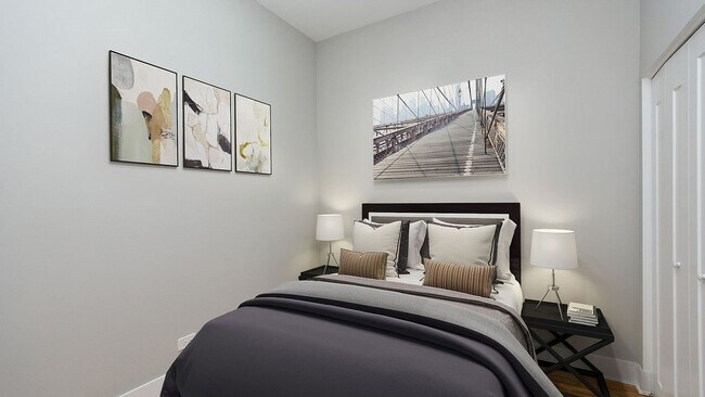 Foto del edificio - Beautiful, Updated 2bd/1bth heart of Ukrainian Village, Avail 7/1!
