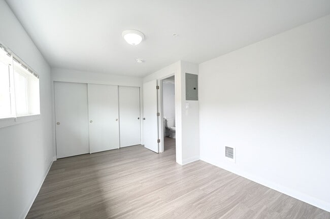 Foto del edificio - First Floor 1 Bedroom Newly Remodeled Apartment with Off-Street Parking and On-site Laundry