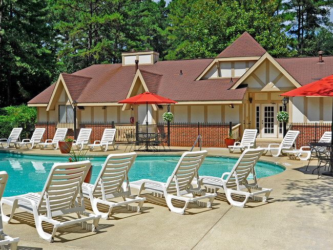 Terraza junto a la piscina - Laurel Woods Apartments