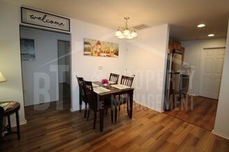 Building Photo - 2910 Vineyard Pkwy