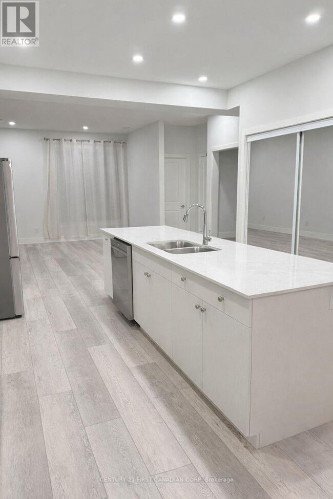 Building Photo - 925 Deveron Crescent