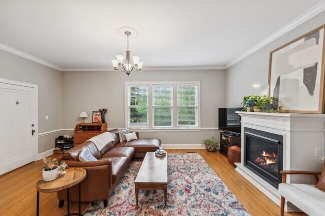 Foto del edificio - 813 Kenwood Pkwy
