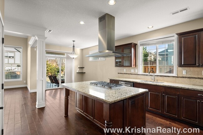 Building Photo - Outstanding 4 BD* 3* BA + *Bonus Room* Cor...