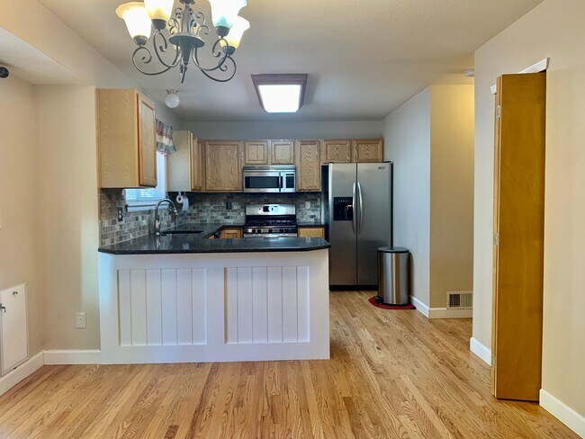 Foto del edificio - Sunny and Spacious Superior Home for Lease!