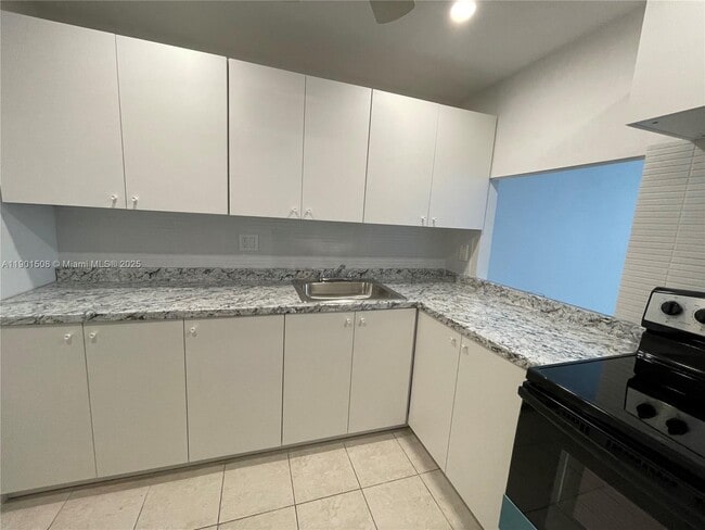 Building Photo - 1817 S Ocean Dr