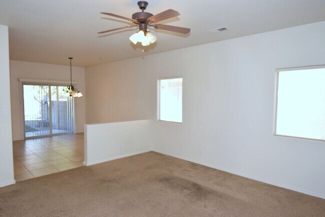 Foto del edificio - 2 Bed 2.5 Bath Two Story Townhouse with 2 ...