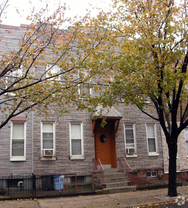 Foto del edificio - 68-05 Forest Ave