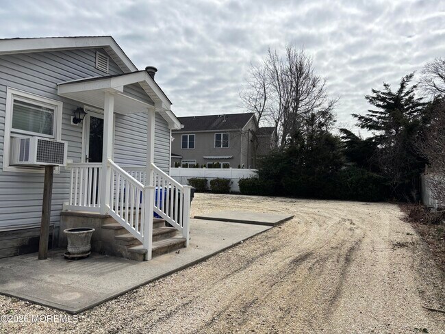 Building Photo - 507 Riverside Dr S