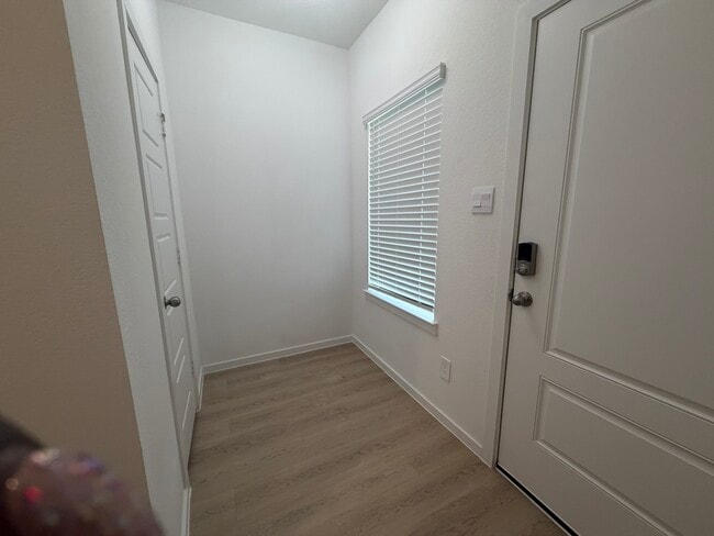 Building Photo - 407 Robin Ct