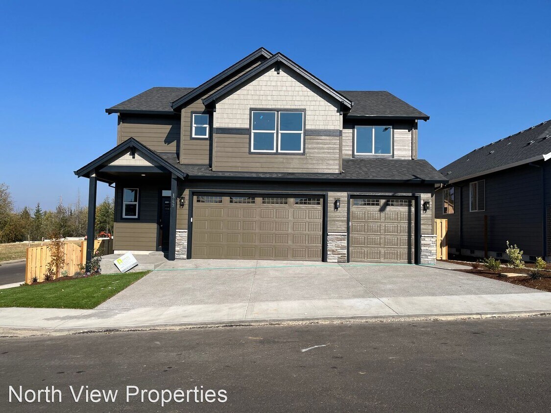 Foto principal - 2 br, 1.5 bath House - 1753 NE Robert Rd #B