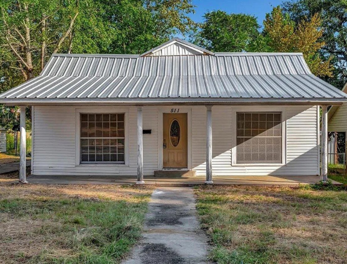 Cute 3 Bedroom 2 Bathroom Home! Available Now - Cute 3 Bedroom 2 Bathroom Home!  Available Now