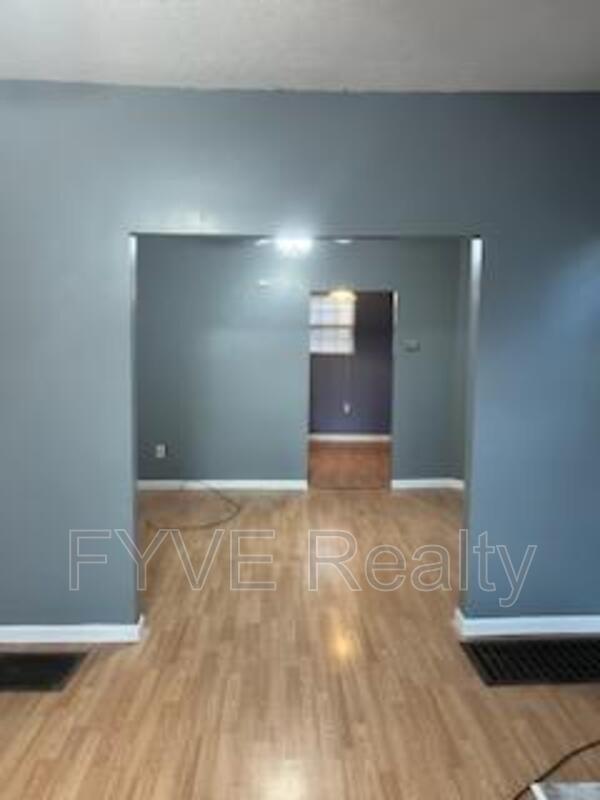 Building Photo - 2327 Woodbine Ave